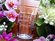 �uHappy birthday�A���O�A�a�����v�𑤖ʂɒ��������A�a�����v���[���g�p�̃^���u���[�O���X