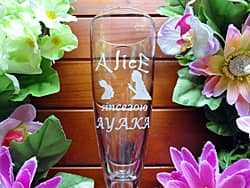 お店のロゴマークを彫刻した、従業員への誕生日プレゼント用のシャンパングラス