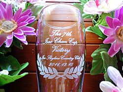 �uThe 7th ����cup�AVictory�v�𑤖ʂɒ��������A�S���t�R���y�̏ܕi�p�̃r�A�O���X