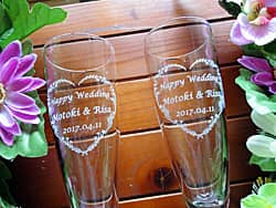 「Happy wedding、新郎と新婦の名前、結婚式の日付」を側面に彫刻した、結婚祝い用のペアのシャンパングラス