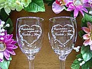 「Congratulations on your 80th birthday、両親の名前」を彫刻した、傘寿祝い用のペアのワイングラス