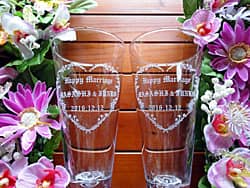 「Happy marriage、新郎と新婦の名前」を彫刻した、結婚祝い用のペアのピルスナーグラス