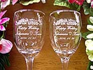 「Happy wedding、新郎と新婦の名前、挙式日」を彫刻した、結婚祝い用のペアのワイングラス
