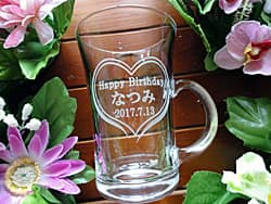 �uHappy birthday�A���O�A���t�v�𑤖ʂɒ��������A�ޏ��ւ̒a�����v���[���g�p�̃K���X���e�B�[�J�b�v