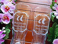 お客様が作ったオリジナルデザインを側面に彫刻した、誕生日プレゼント用のタンブラーグラス