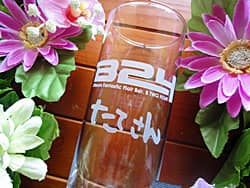 お店のロゴマークを彫刻したタンブラーグラス(常連客への誕生日プレゼント)