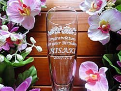 �uCongratulations on your birthday�A���O�A���t�v�𒤍������A�F�B�ւ̒a�����v���[���g�p�̃V�����p���O���X