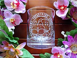 ロゴマークを側面に彫刻した、飲食店の周年記念品用のロックグラス