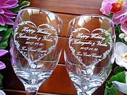 「Happy wedding、新郎と新婦の名前、日付」を側面に彫刻した、結婚祝い用のペアのワイングラス