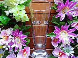 お店のロゴを側面に彫刻した、開店祝い用のピルスナーグラス