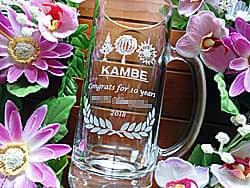 「会社のロゴマーク、Congrats for 10years、受賞者の名前」を側面に彫刻した、勤続10年の表彰記念品用のビアジョッキ