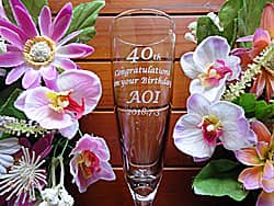 �u40th�ACongratulations on your birthday�A���O�A���t�v�𒤍������A�U�ߗl�ւ̒a�����v���[���g�p�̃V�����p���O���X