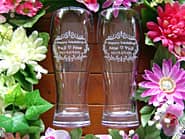 「Happy wedding、新郎と新婦の名前、日付」を側面に彫刻した、結婚祝い用のペアのビアグラス