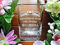 「Congratulations on your 60th birthday ○○さん、日付」を彫刻した、還暦祝い用のロックグラス