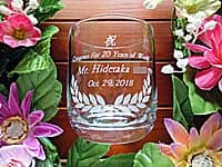 「Congrats for 20years of work、永年勤続者名」を側面に彫刻した、勤続20年の表彰記念品用のロックグラス