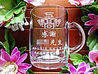 「校章、感謝 ○○先生、学校名」を彫刻した、同窓会で恩師へ贈るプレゼント用のガラス製マグカップ