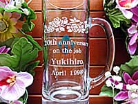 「20th anniversary on the job、名前、日付」を彫刻した、永年勤続の表彰記念品用のビアジョッキ