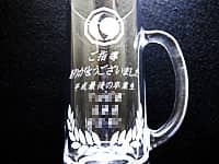 「マーク」と「感謝を込めたメッセージ」を彫刻した、卒団生から監督への贈り物用のビアジョッキ