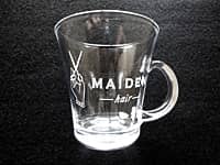 お店のロゴマークを側面に彫刻した、美容院の開店祝い用のガラス製ティーカップ