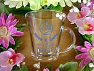 テニスボールのイラストを彫刻した、卒業する先輩へのプレゼント用のティーカップ