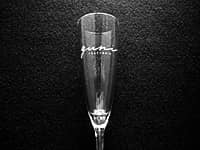 ロゴを側面に彫刻した、飲食店の開店祝い用のシャンパングラス