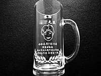 「先生の似顔絵」と「感謝、○○先生、○○小学校○年度卒業生一同」を彫刻した、同窓会で恩師へ贈るビアジョッキ