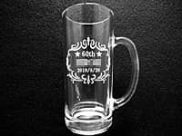 「60th、名前、日付」を彫刻した、還暦祝い用のビアジョッキ