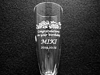 �uCongratulations on your birthday�A���O�A���t�v�𑤖ʂɒ��������A�a�����v���[���g�p�̃V�����p���O���X