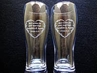 「Best wishes for your marriage、新郎と新婦の名前、日付」を側面に彫刻した、結婚祝い用のペアのビアグラス