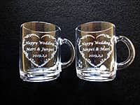 「Happy wedding、新郎と新婦の名前、結婚式の日付」を彫刻した、結婚祝い用のペアのガラス製マグカップ