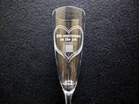 「25th anniversary on the job、永年勤続者名」を彫刻した、永年勤続表彰用のシャンパングラス