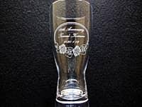 「10th anniversary、永年勤続者名、日付」を彫刻した、勤続10年の表彰記念品用のタンブラー