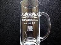 「25th anniversary on the job、永年勤続者名」を彫刻した、永年勤続表彰用のビアジョッキ