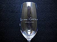 「飲食店のロゴ」を側面に彫刻した、開店祝い用のピルスナーグラス