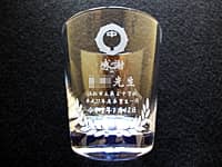 同窓会で恩師へ贈るロックグラス(中学校の校章、感謝 ○○先生 ○○中学校平成27年度卒業生一同 令和2年1月12日を側面に彫刻)