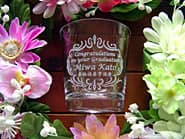 �uCongratulations on your graduation�A���Ɛ��̖��O�A���t�v�𑤖ʂɒ��������A���ƋL�O�i�p�̃��b�N�O���X