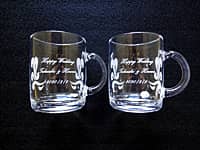 結婚祝い用のペアのガラス製マグカップ(Happy wedding、○○&○○、2020.2.2を側面に彫刻)