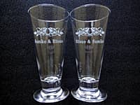 結婚祝い用のペアのピルスナーグラス(新郎と新婦の名前を側面に彫刻)