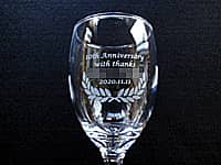 勤続10年の表彰用グラス(10th anniversary. With thanks. 永年勤続者名と日付を、ワイングラスの側面に彫刻)