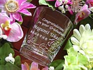 �uCongratulations on your graduation�A���Ɛ��̖��O�v�𒤍������A���ƋL�O�i�p�̃��b�N�O���X