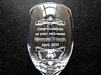 �uCongratulations on your retirement�A�ސE������̖��O�A�ސE���v�𑤖ʂɒ��������A��N�ސE�̑��蕨�p�̃��C���O���X