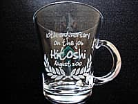 勤続10年表彰用のティーカップ(10th anniversary on the job、永年勤続者の名前、日付を、ガラス製ティーカップの側面に彫刻)