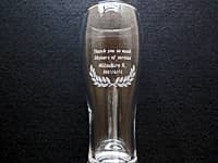 「Thank you so much. 20years of service. 永年勤続者名、表彰日」を側面に彫刻した、勤続20年表彰用のビアグラス