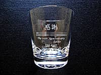 �u���ӁA�]�ƈ��̖��O�AThe 70th anniversary�A��Ж��A���t�v�𑤖ʂɒ��������A�]�ƈ��֔z�z������N�j���p�̃O���X