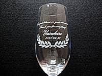 �uCongratulations on your retirement. Thank you for everything. �ސE������̖��O�v�𑤖ʂɒ��������A��N�ސE�j���p�̃s���X�i�[�O���X