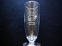 飲食店のロゴマークを側面に彫刻したピルスナーグラス