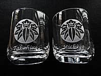 「家紋」と「両親の名前」を側面に彫刻した、両親の結婚記念日祝い用のペアのロックグラス