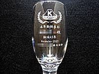 会社のロゴマーク、永年勤続者の名前、勤続年数、表彰日の日付、会社名を側面に彫刻した、永年勤続表彰用のビアグラス