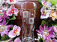 飲食店のロゴマークを側面に彫刻した、開店祝い用のタンブラーグラス