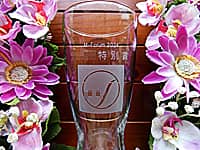 賞の名称と会社のロゴマークを側面に彫刻した、表彰記念品用のグラス
